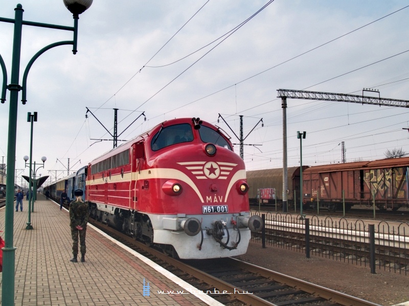 Az ukrán lányok közül nem csak a tehenészek, de a határőrök is elég helyesek. Valószínűleg mindegyik az. kép M61 001 Csapon fotó