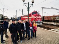 The M61 001 and a group of pupils at Chop (Чол) station
