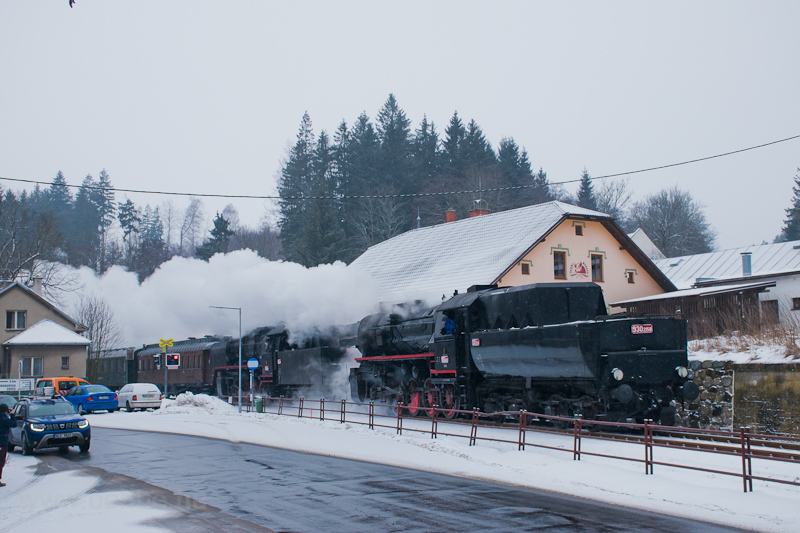 Dolnà Lipka után két géppel húzták a különvonatot, egy BR52-vel és egy háború előtti BR50-nel. kép A ČSD 555 0153 Červeny Potok és Podlesà között fotó