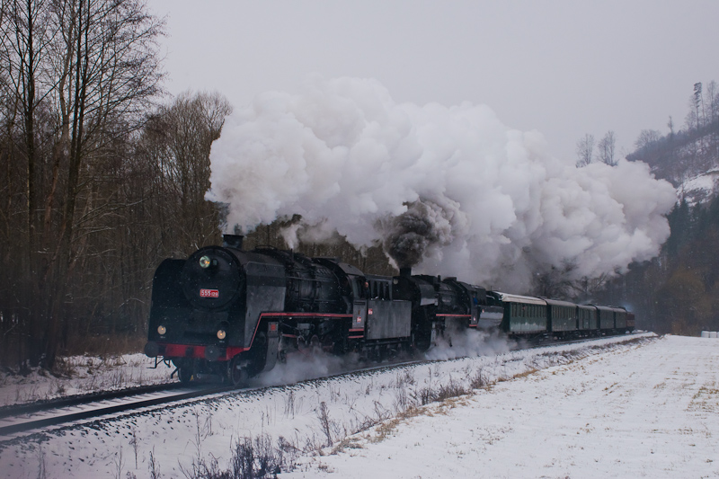Ez volt a szezonnyitó rendezvény a cseh gőzmozdonyos nosztalgiavonatok számára, és eléggé lehengerlőre sikerült. kép A ČSD 555 129 Hanušovice és Branná között fotó