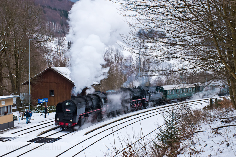 Csehországból Lengyelországba, Glucholazyba vezet át ez a vasútvonal, és még Csehországon belül, Ramzovában van a hágó tetőpontja. Utána egy komoly vonalkifejtésben ereszkedik a pálya, többek között Hornà Lipová állomáson keresztül, ahol a régi bakterházból vasúti múzeum is lett. kép A ČSD 555 129 Hornà Lipová állomáson fotó