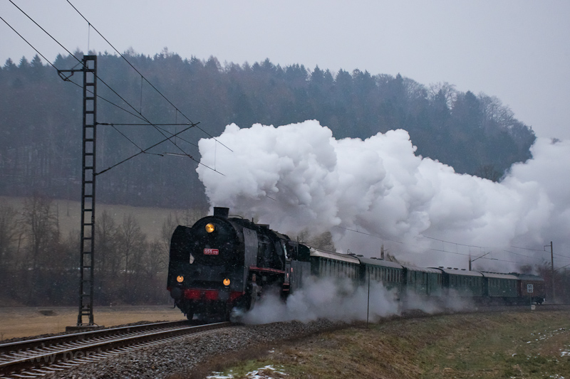 Ebben az albumban Észak-Csehországba látogatunk, egy olyan vonalra, ami ismerős helyeket kapcsol össze. kép A ČSD 555 129 pályaszámú gőzmozdonya Dolnà Libchavy és Ústi nad Orlici között fotó