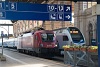 Az ÖBB 1116 126 pályaszámú Siemens Taurus és a MÁV 815 029 Stadler KISS emeletes motorvonat Budapest-Keleti pályaudvaron