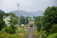 A ČD Cargo 742 106-8 pályaszámú Kocúr a tolatós tehervonattal Králíky állomáson