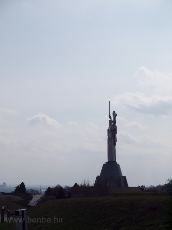A 102 m magas Anyafld szobor Kiivben fot
