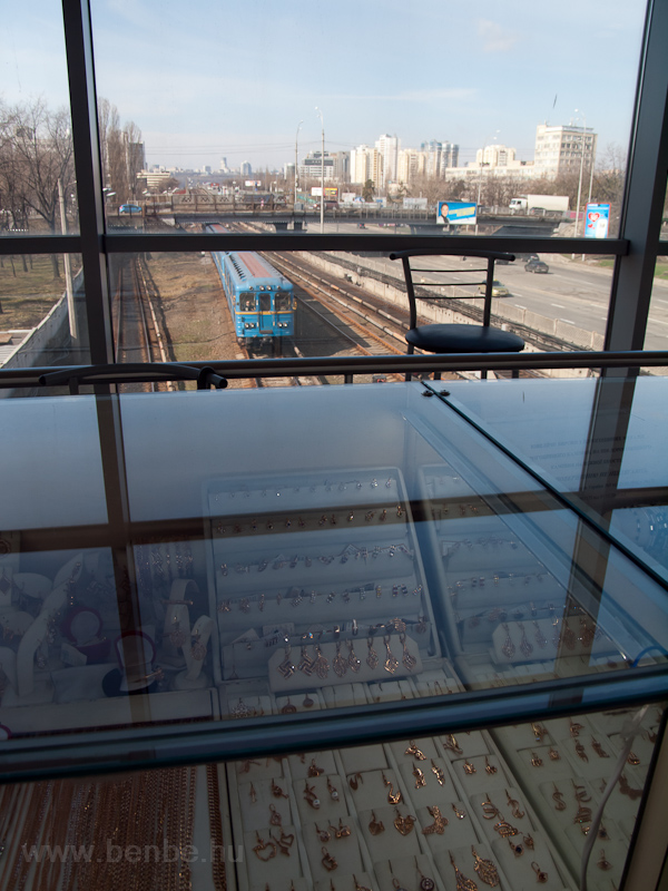 Egy 81-717 metrszerelvny Kiivben a Drnyica llomsnl (balra a Drnyica dep vgnya) fot