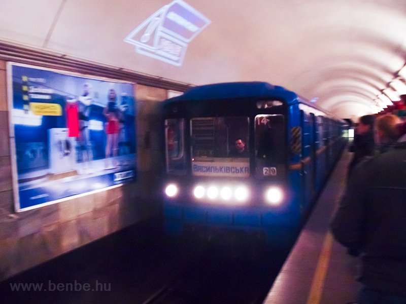 Egy 81-717 metrszerelvny Kiivben a Mjdan-Nezalezsnosztyi llomsnl a kk M2 Obolnyszk-Tyeremkviszk vonalon fot