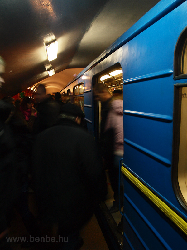 Egy 81-717 metrszerelvny Kiivben a Mjdan-Nezalezsnosztyi llomsnl a kk M2 Obolnyszk-Tyeremkviszk vonalon fot