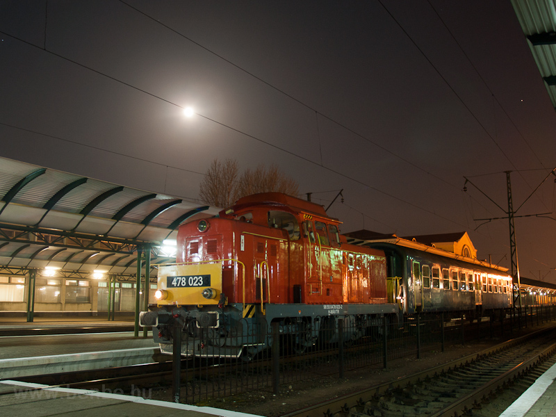 The MV-Trakci 478 023 seen at Чол (Chop) hauling the local passenger train to Zhony, Hungary photo