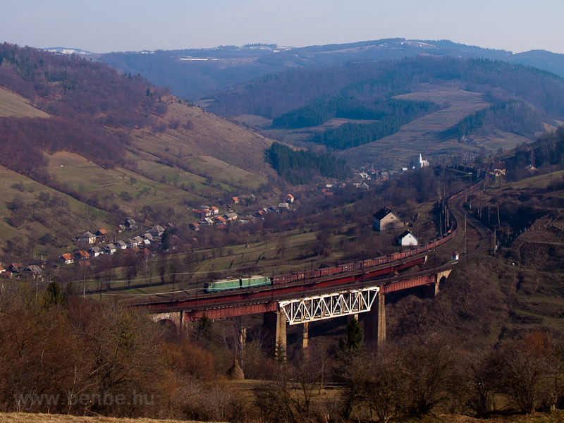 Egy ismeretlen UZ VL11 tehervonattal Szkotrszka llomson a Szkrinicza-viadukton fot