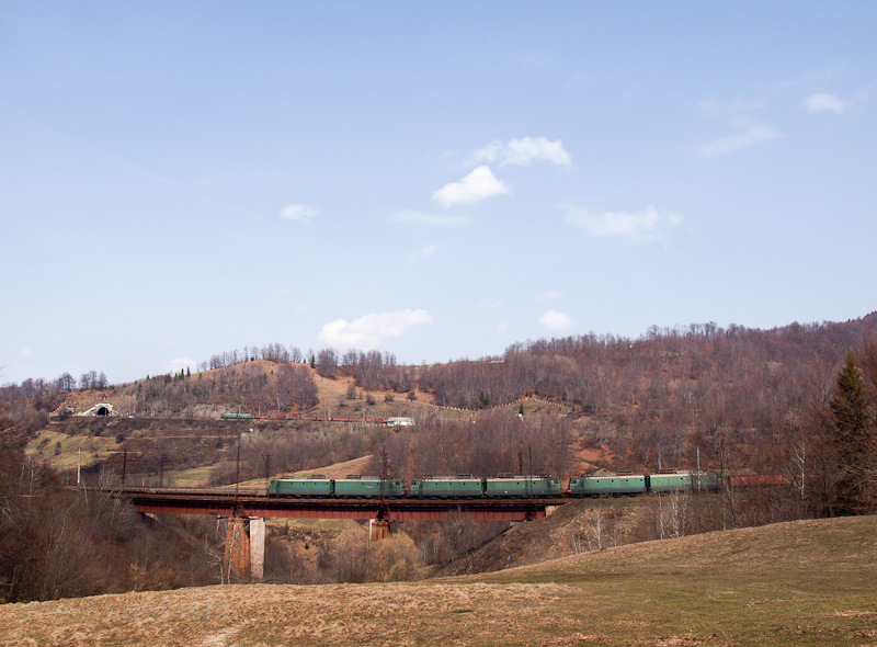 UZ VL11s seen hauling and banking a freight train on the loop near Skotarske photo