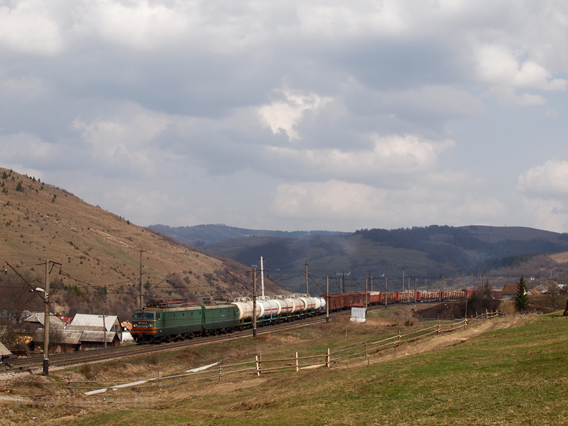 Az UZ VL11 060 Szkotrszka s Volc kztt ereszkedik egy tehervonattal fot