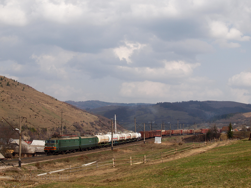 The UZ VL11 060 seen hauling a downwards freight train between Скотарське (Skotarske, Ukraine) and Воловець (Wolowets, Ukraine) photo