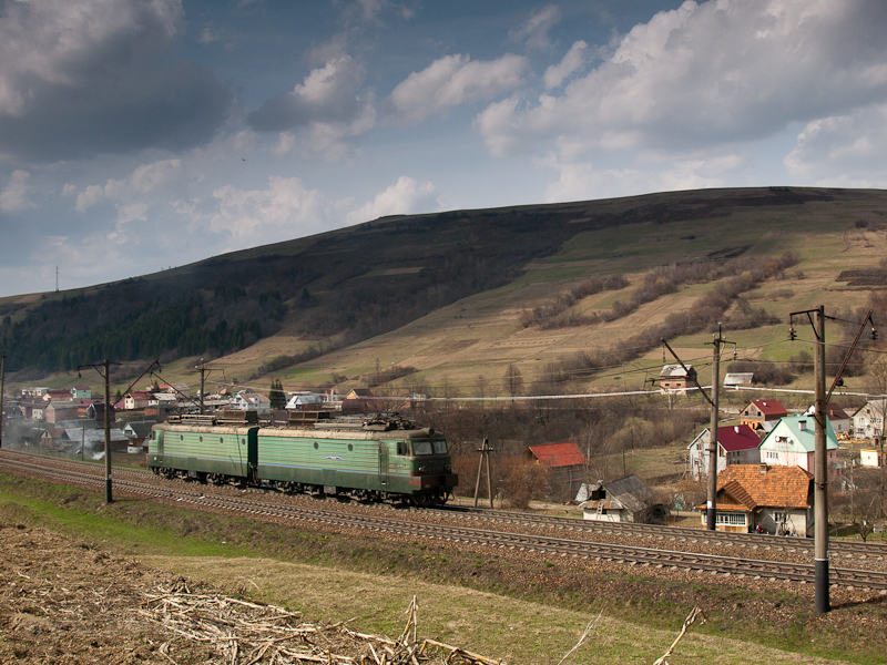 The UZ VL11 106 seen travel photo