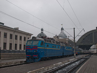 The UZ ChS8 011 seen at Lemberg at the head of international fast train Tisa