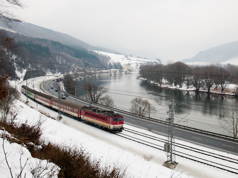 162-es egyenram villanymozdonnyal vontatott szemlyvonat Kralovn (Kral'ovany, Szlovkia) s Sut (Stovo, Szlovkia) kztt fot