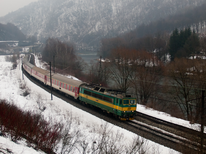 ČD 163-as a Prga s Kassa kztt kzlekedő nappali Košičan gyorsvonattal Sztrecsny s Ruttka kztt fot