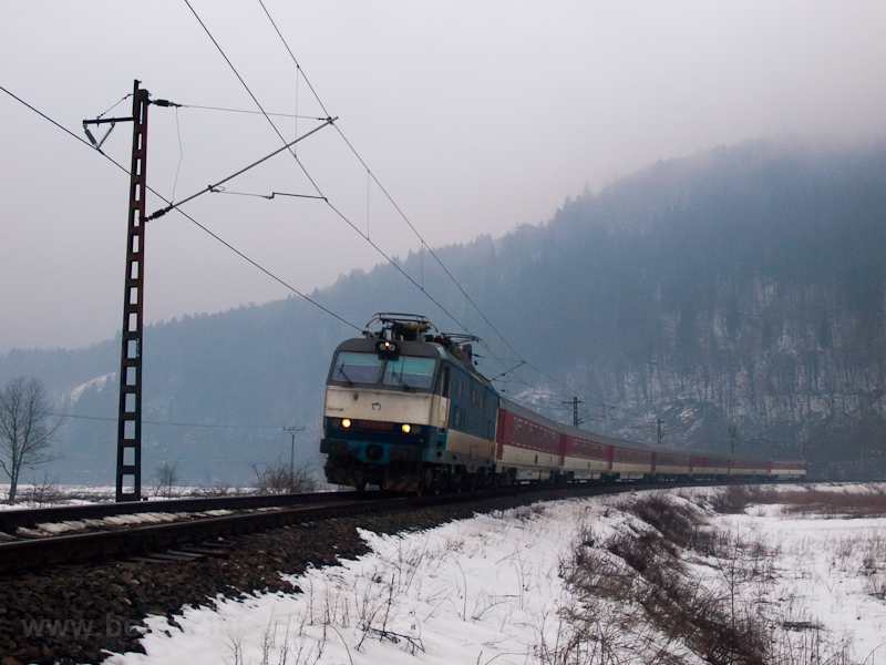 The ŽSSK 350 008-9 Gorilla hauling IC 504 Rysy by Sztrecsny photo