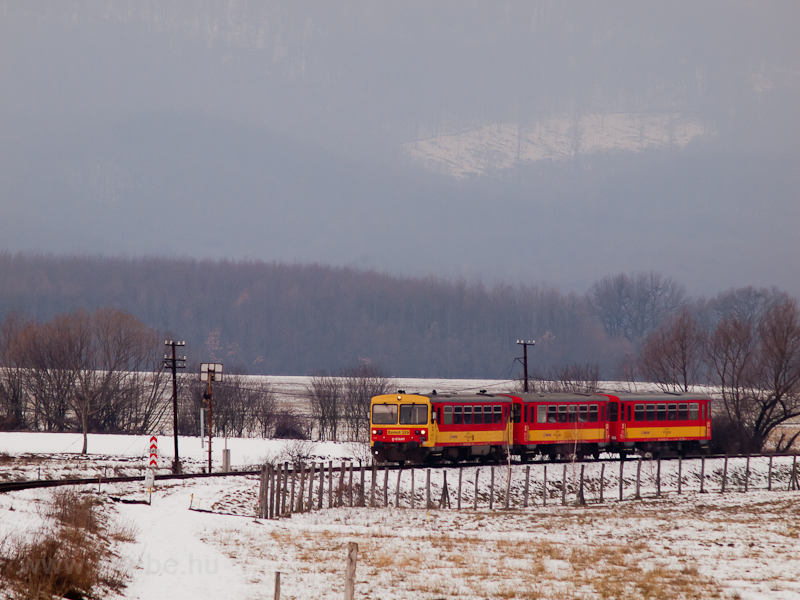 The Bzmot 329 between Disjenő and Ngrd, by the distant signal of Ngrd stop and siding photo