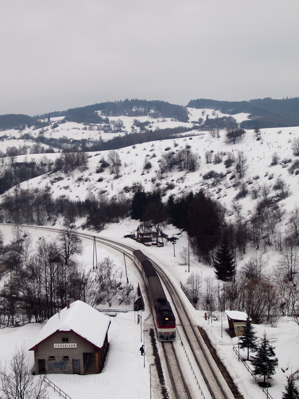 A passenger train with a 754 at Podkriv photo