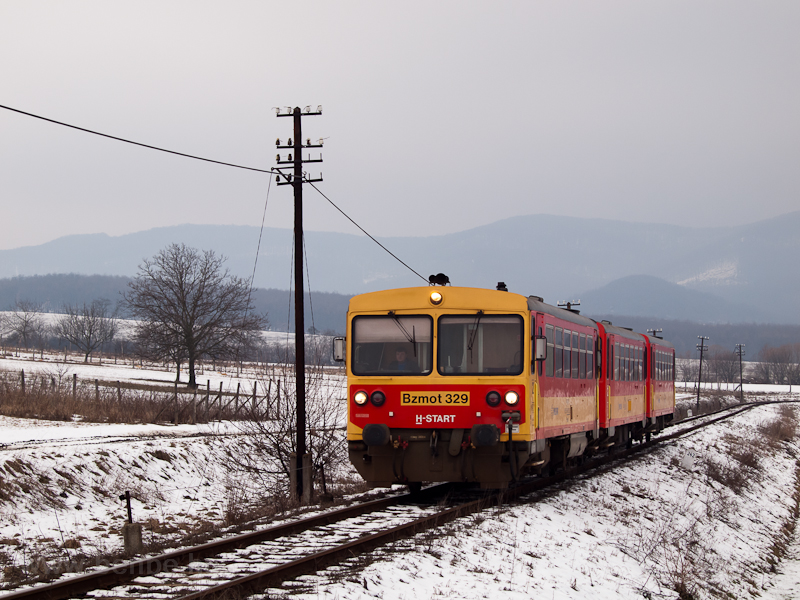 A Bzmot 329 Disjenő s Ngrd kztt, Ngrd megll-rakodhely előjelzőjnl fot