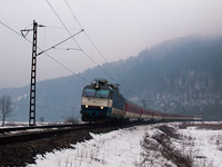 A ŽSSK 350 008-9 pályaszámú Gorilla az IC 504 Rysy vonattal Sztrecsénynél