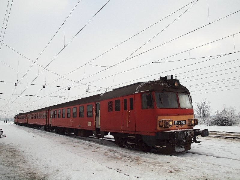 Az MDmot 3003 ltal tolt, Btx 016-os vezrlőkocsival kzlekedő motorvonat Karcag llomson fot