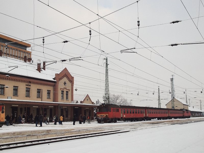 Az MDmot 3003 ltal tolt, Btx 016-os vezrlőkocsival kzlekedő motorvonat Karcag llomson fot