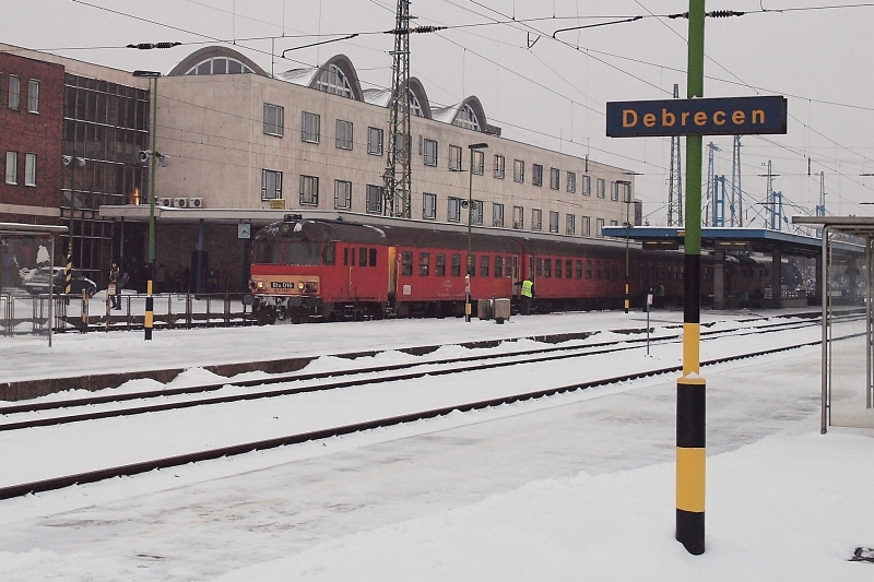 A Btx 016 pályaszámú MDmot motorvonati vezérlőkocsi Debrecen állomáson fotó