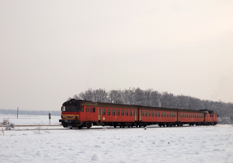 The MDmot 3003-Btx 016 trainset between Kunmadaras and Berekfürdő photo