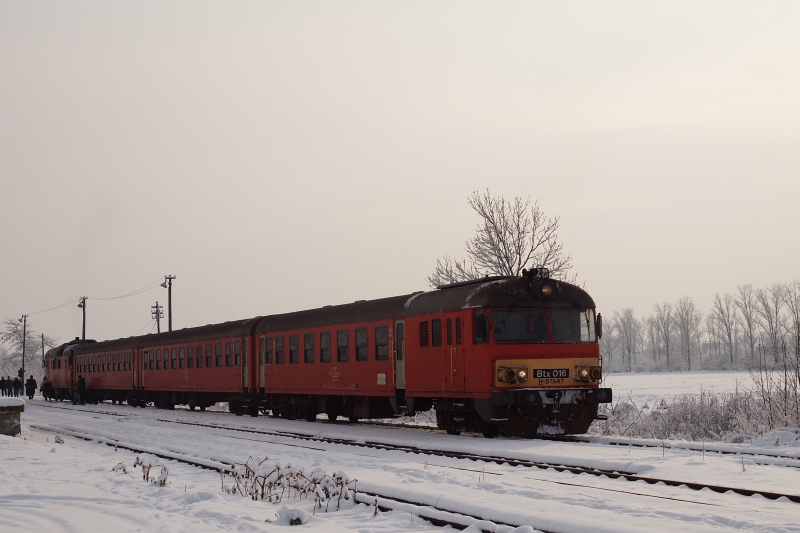 Az MDmot 3003-Btx 016 motorvonat Kunmadaras llomson fot
