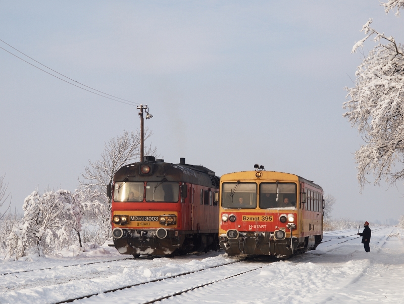 Az MDmot 3003-Btx 016 motorvonat s a menetrend szerinti Bzmot 395 Kunmadaras llomson fot