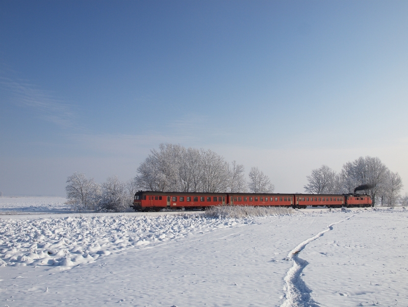 The MDmot 3003-Btx 016 trainset between Pusztakettős and Tiszaszentimre photo