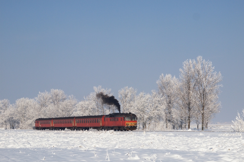 The MDmot 3003-Btx 016 trainset between Tiszaszentimre and Pusztakettős photo