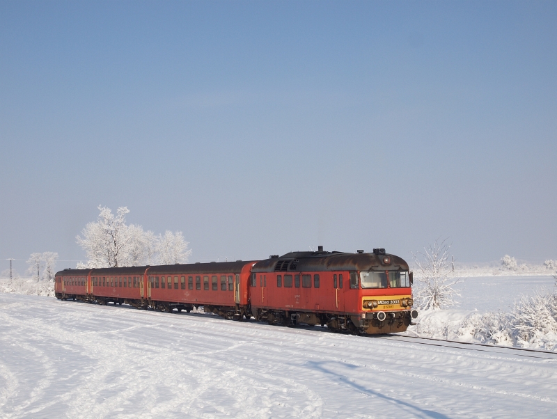 Az MDmot 3003-Btx 016 motorvonat Tiszaszentimre llomson fot