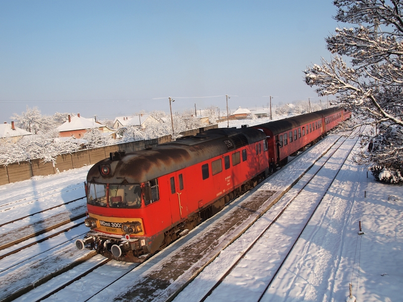 The MDmot 3003-Btx 016 trainset at Tiszafred station photo