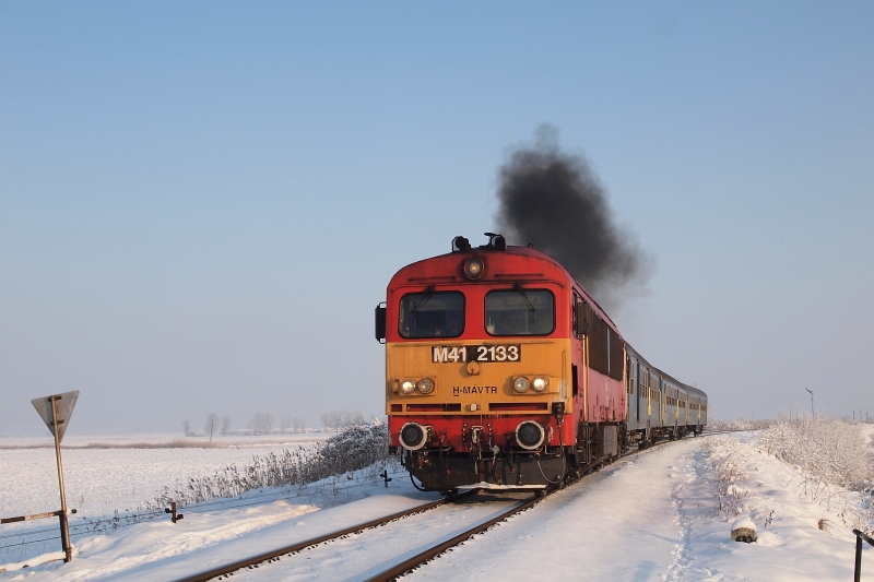 M41 2133 érkezik Debrecen felől személyvonatával Tiszafüred állomásra fotó