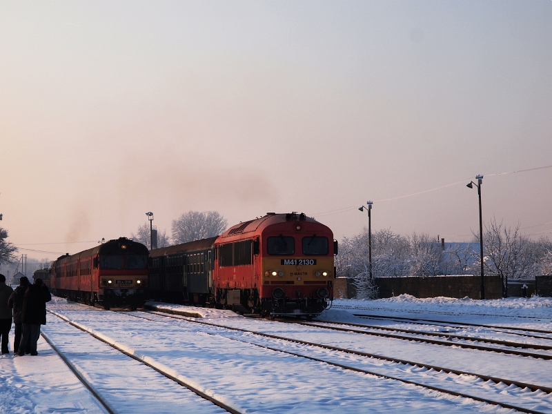 Az MDmot 3003-Btx 016 motorvonat és M41 2130 egy személyvonattal Tiszafüred állomáson fotó