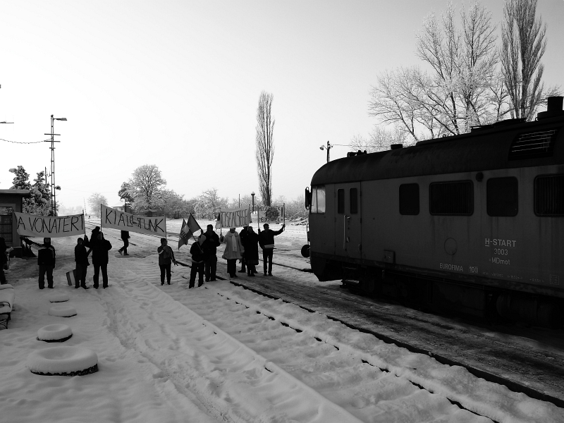 The MDmot 3003-Btx 016 trainset at Ohat-Pusztakcs station with a group of demonstrators photo