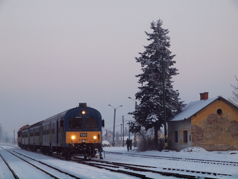 A BDt 130-as vezrlőkocsival az ln fehrgyarmati szemlyvonat rkezik Hortobgyra fot