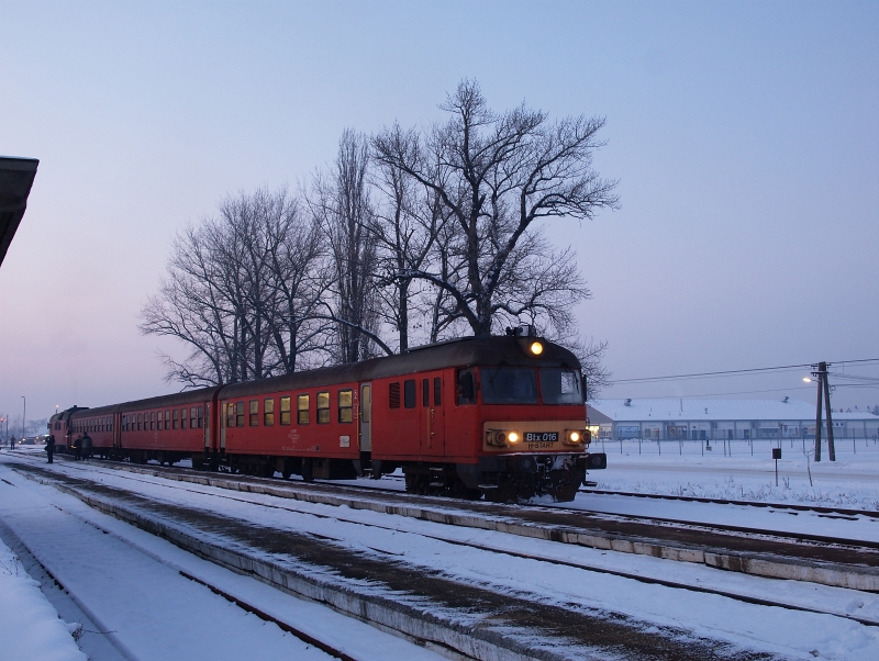 The MDmot 3003-Btx 016 trainset at Balmazjvros station photo