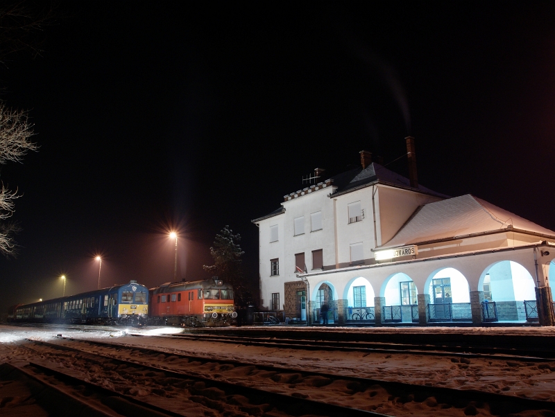 The MDmot 3003-Btx 016 and the BDt 137 driving trailer at Balmazjvros station photo