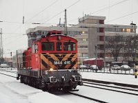 Az M44 416 pályaszámú Bobo tolat Debrecenben