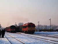 Az MDmot 3003-Btx 016 motorvonat és M41 2130 egy személyvonattal Tiszafüred állomáson