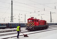 Az M44 412 pályaszámú Bobo tolat Debrecenben