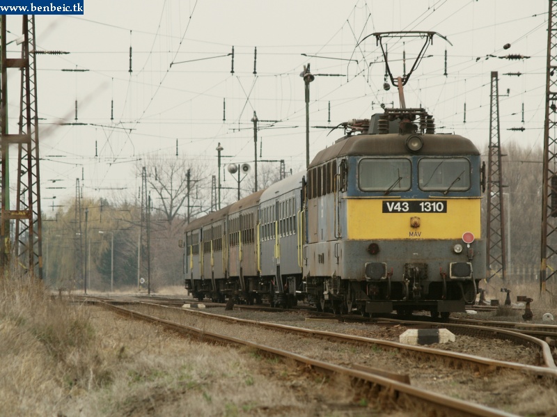 V43 1310 tolja be vonatát Környe állomásra fotó