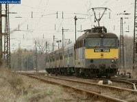 V43 1310 tolja be vonatát Környe állomásra