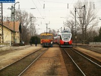 The Bzmot 277 and the Talent EMU headed by 5342 003 meeting at Környe station