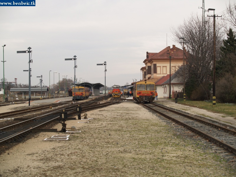 Pápa állomás jelzői alakjelzők, teherforgalma jelentős. kép Vonatok Pápa állomáson fotó