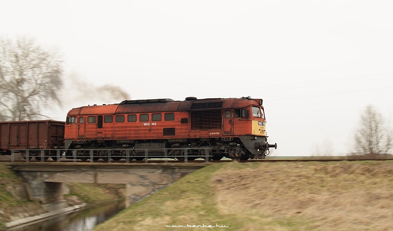 The M62 163 at Aba-Srkeresztr station photo